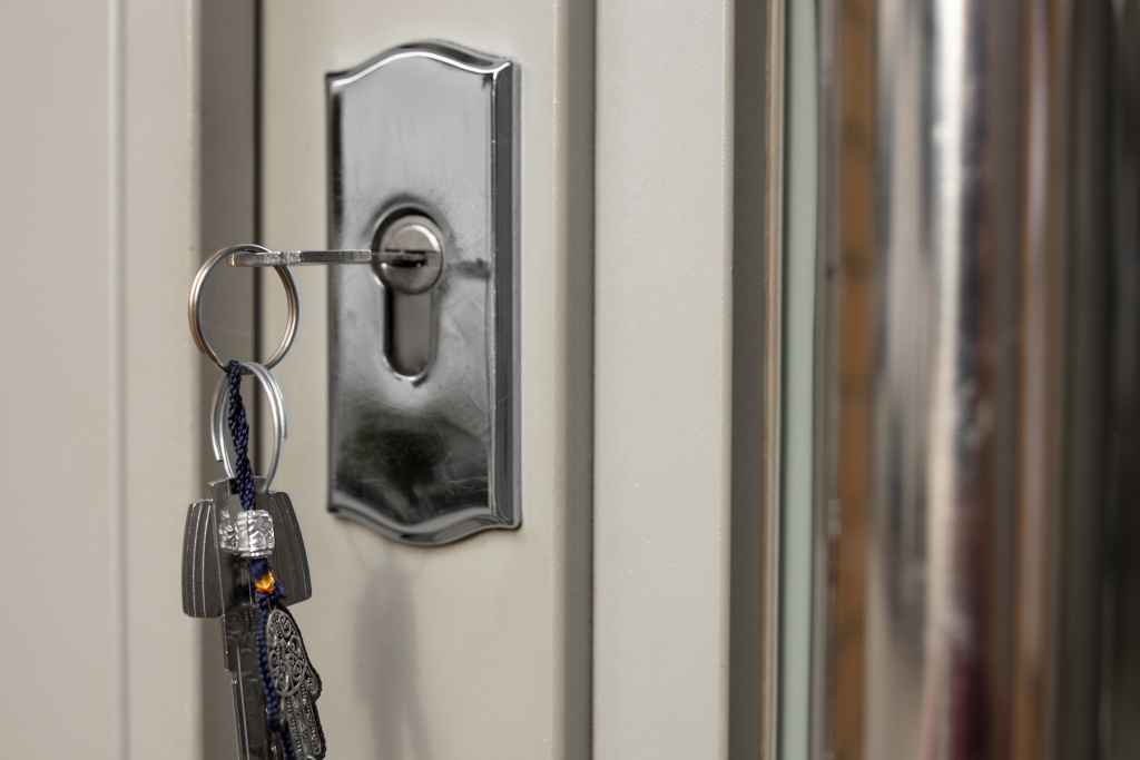 metallic-key-door-lock.jpg metallic-key-door-lock.jpg